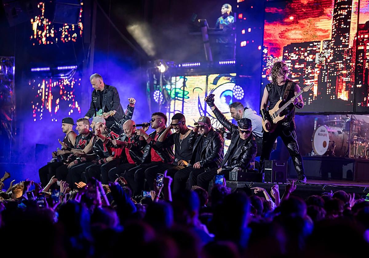 Artistas de la orquesta gallega en una actuación