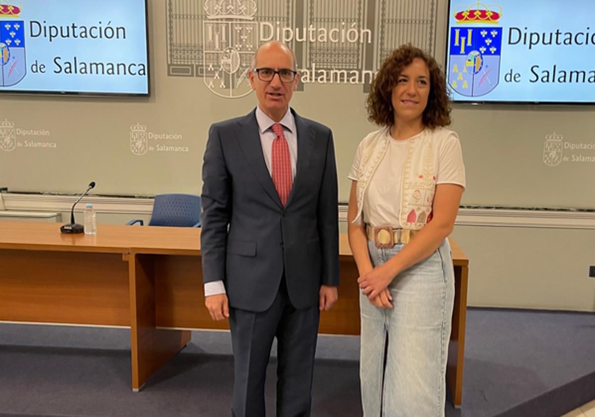 El presidente de la Diputación de Salamanca, Javier Iglesias, junto a la diputada de Medio Ambiente, Pilar Sánchez, esta mañana.