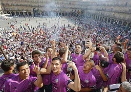 Los jugadores del por entonces CF Salmantino celebran en el ayuntamiento el ascenso a Segunda B en 2018.