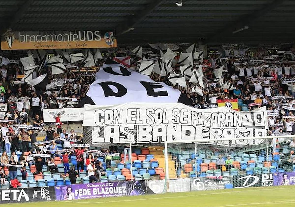 Fondo Sur del estadio Helmántico.