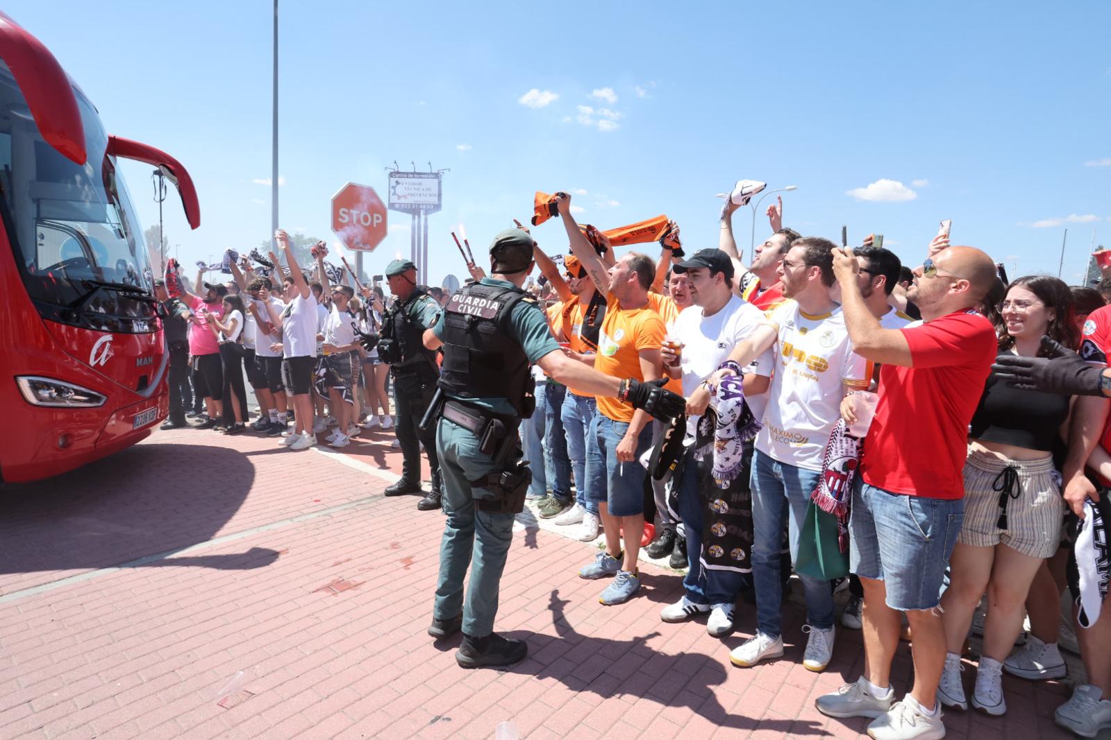 Así ha sido el recibimiento de la afición al autocar del Salamanca UDS