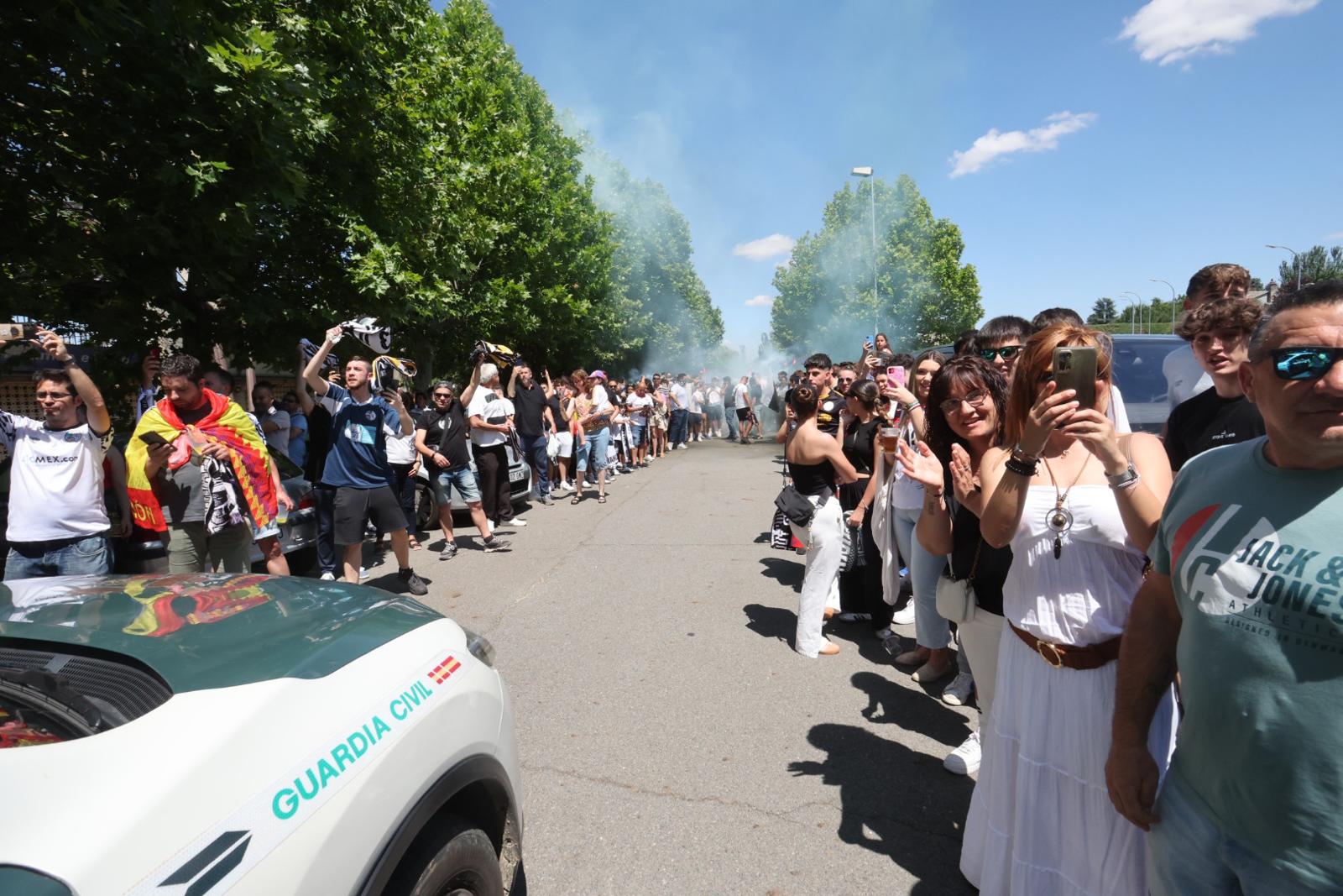 Así ha sido el recibimiento de la afición al autocar del Salamanca UDS