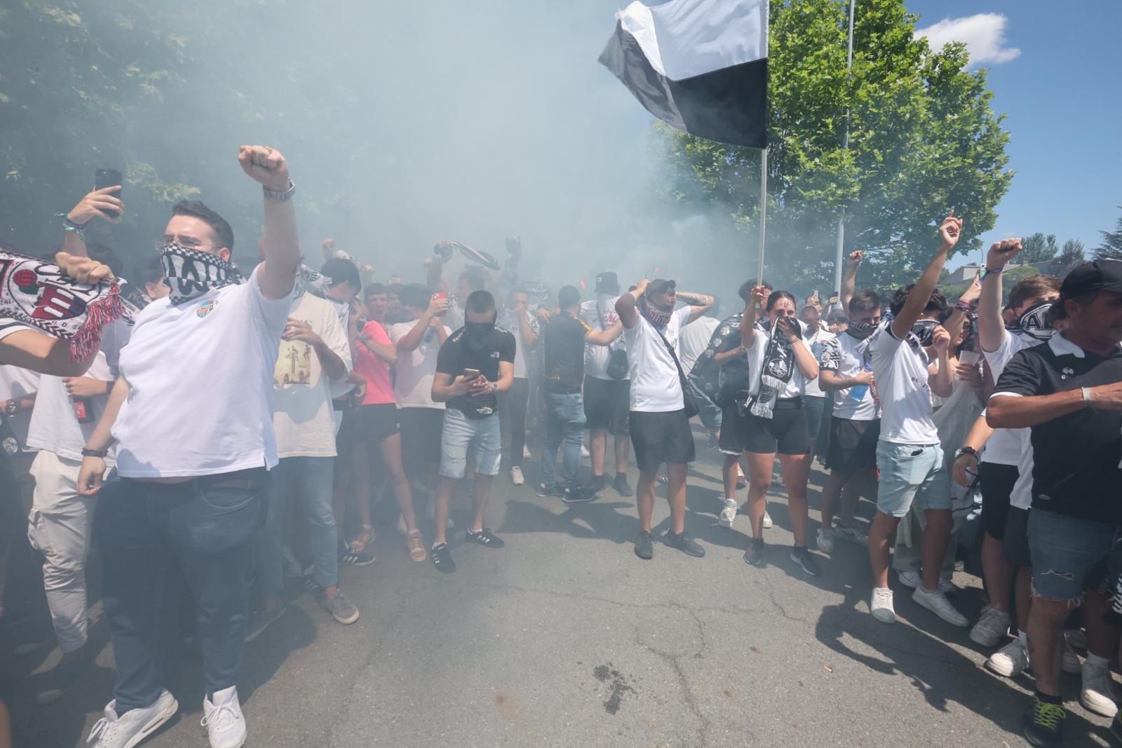 Así ha sido el recibimiento de la afición al autocar del Salamanca UDS