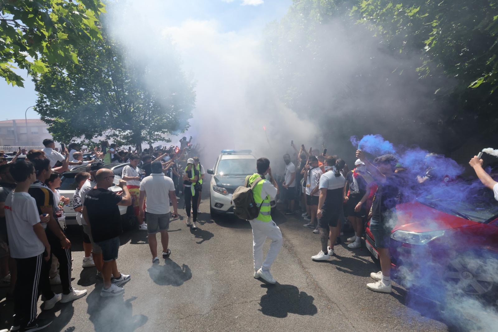 Así ha sido el recibimiento de la afición al autocar del Salamanca UDS