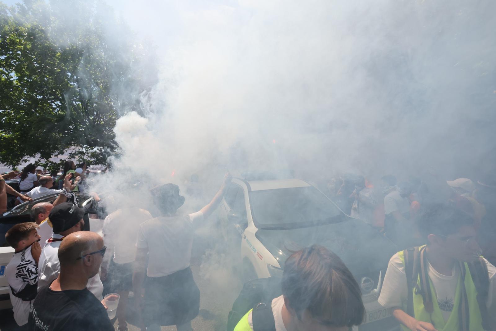 Así ha sido el recibimiento de la afición al autocar del Salamanca UDS