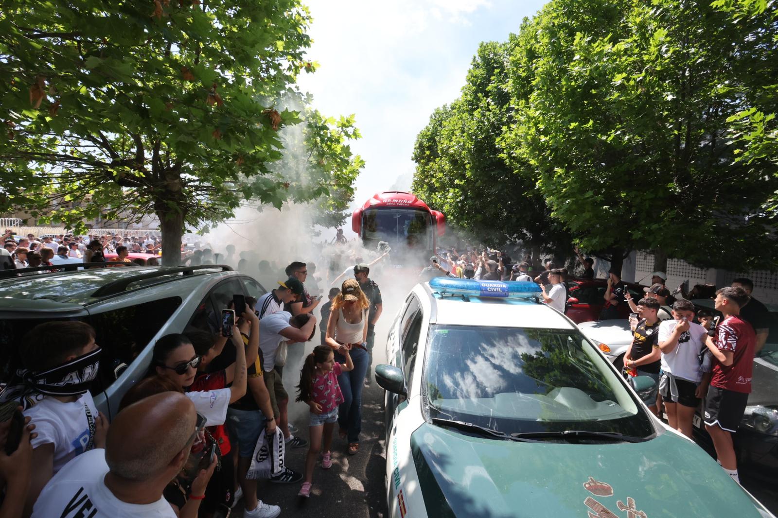 Así ha sido el recibimiento de la afición al autocar del Salamanca UDS