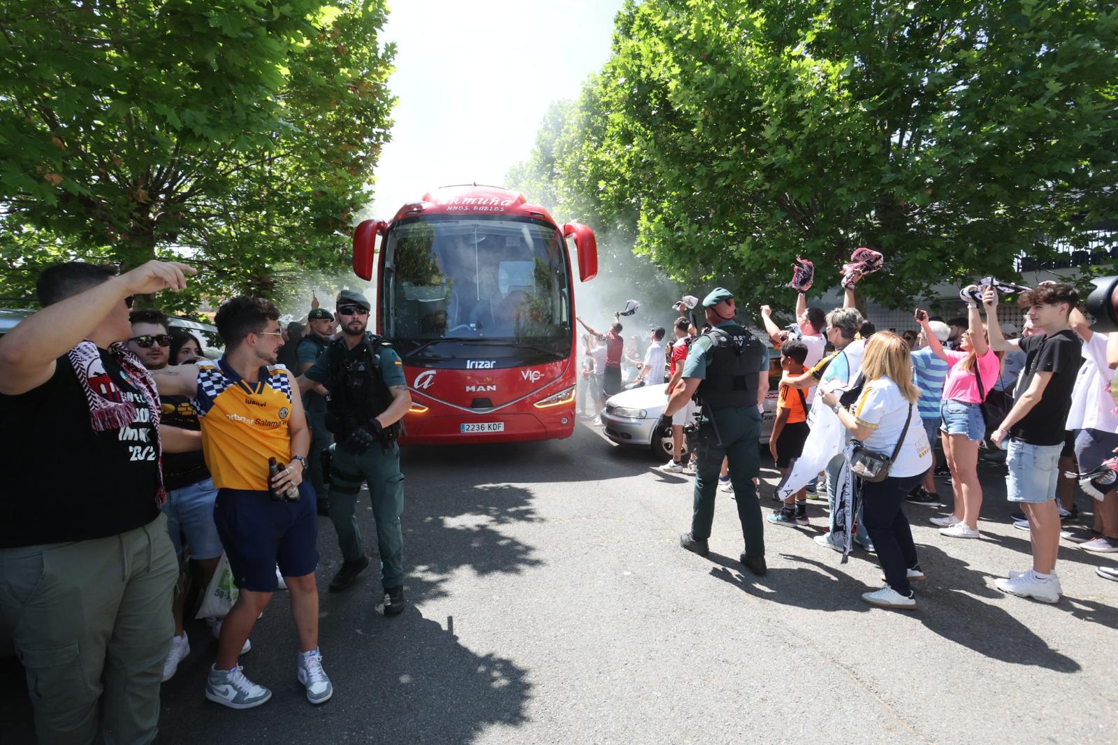 Así ha sido el recibimiento de la afición al autocar del Salamanca UDS