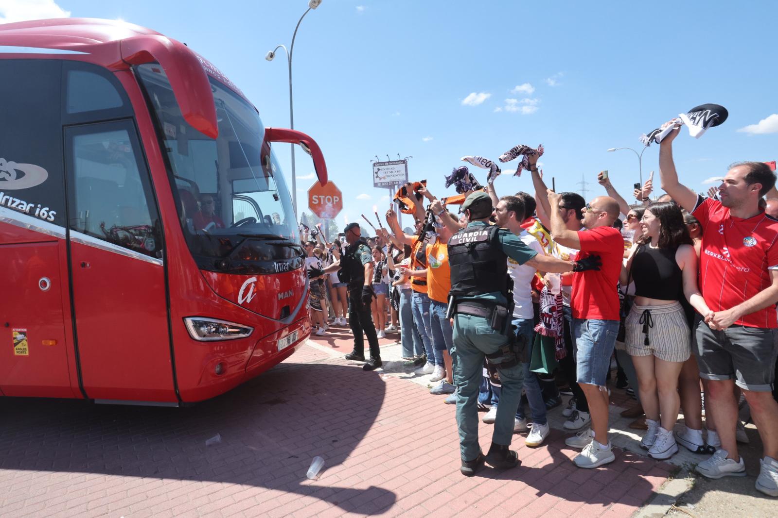 Así ha sido el recibimiento de la afición al autocar del Salamanca UDS