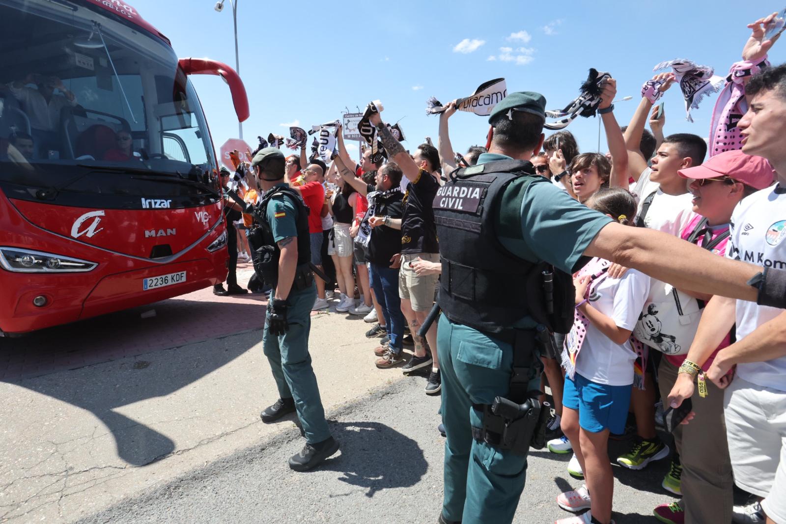 Así ha sido el recibimiento de la afición al autocar del Salamanca UDS