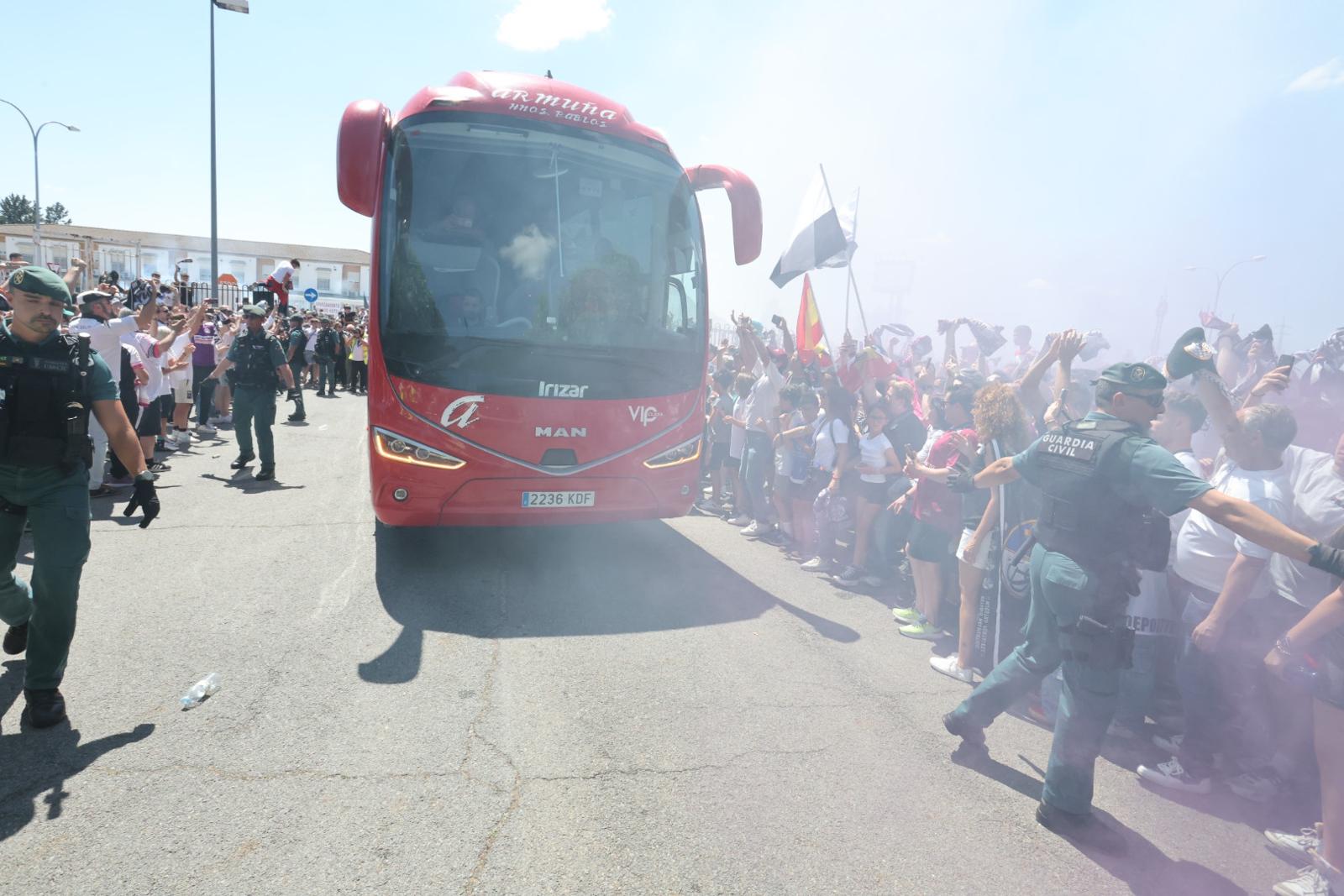 Así ha sido el recibimiento de la afición al autocar del Salamanca UDS
