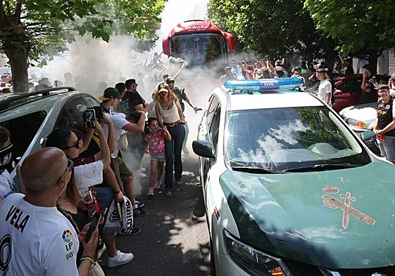 Así ha sido el recibimiento de la afición al autocar del Salamanca UDS