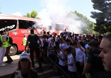Recibimiento espectacular de la afición del Salamanca UDS al equipo en el Helmántico