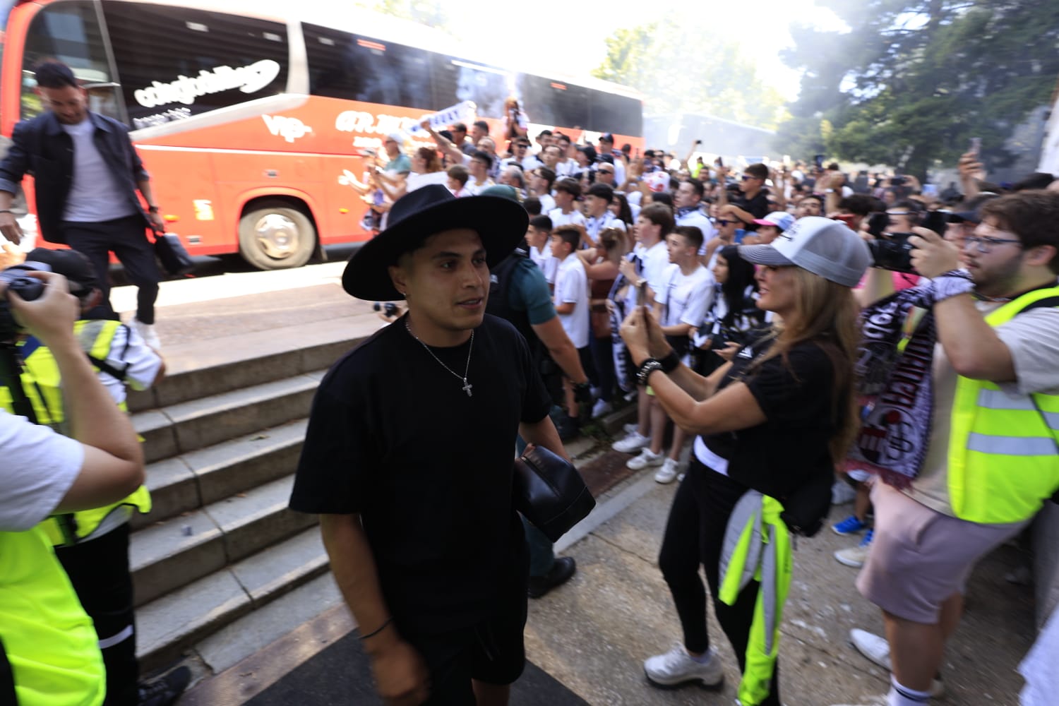 Así ha sido el recibimiento de la afición al autocar del Salamanca UDS