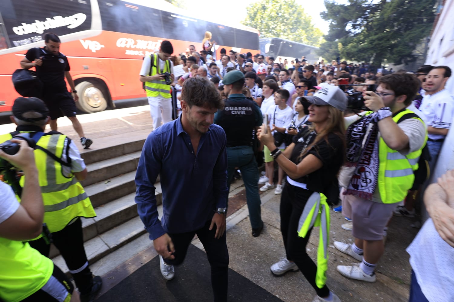 Así ha sido el recibimiento de la afición al autocar del Salamanca UDS