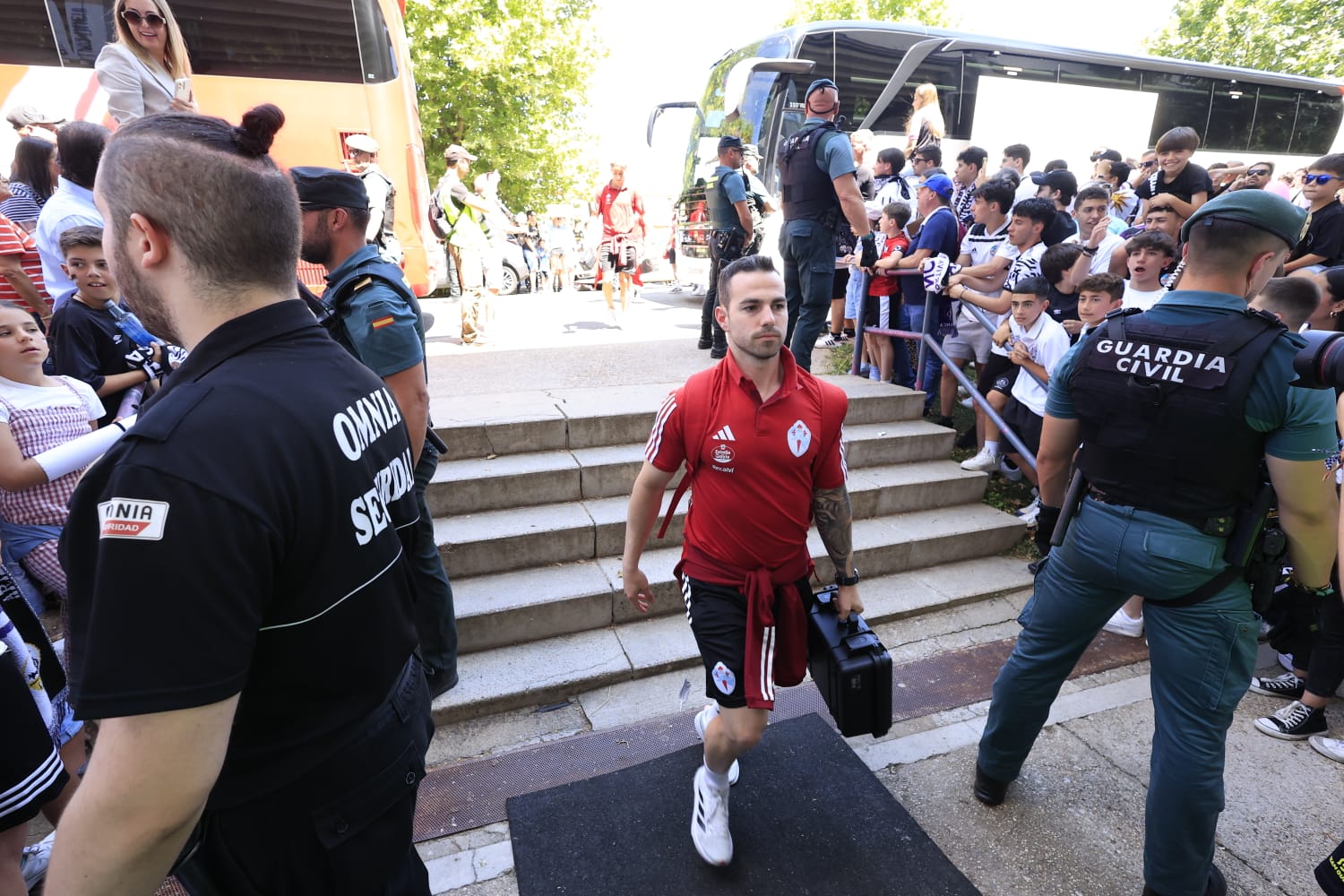 Así ha sido el recibimiento de la afición al autocar del Salamanca UDS