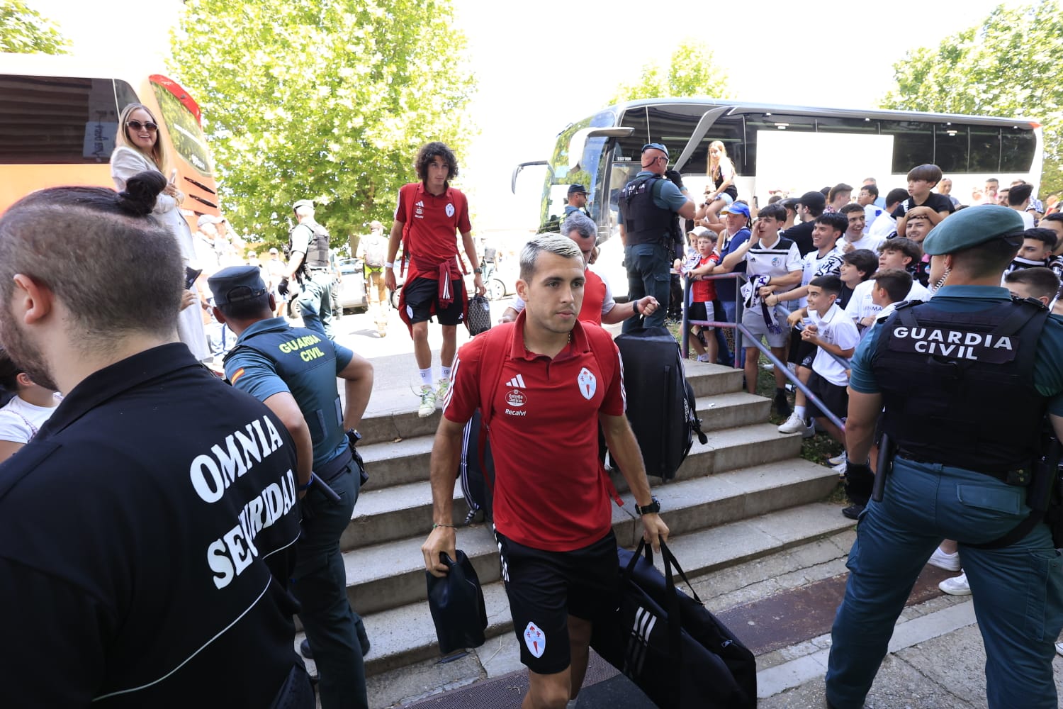 Así ha sido el recibimiento de la afición al autocar del Salamanca UDS