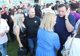 Lovato, a la izquierda, esta tarde en el campo al final del partido junto al expresidente Carlos Martín.