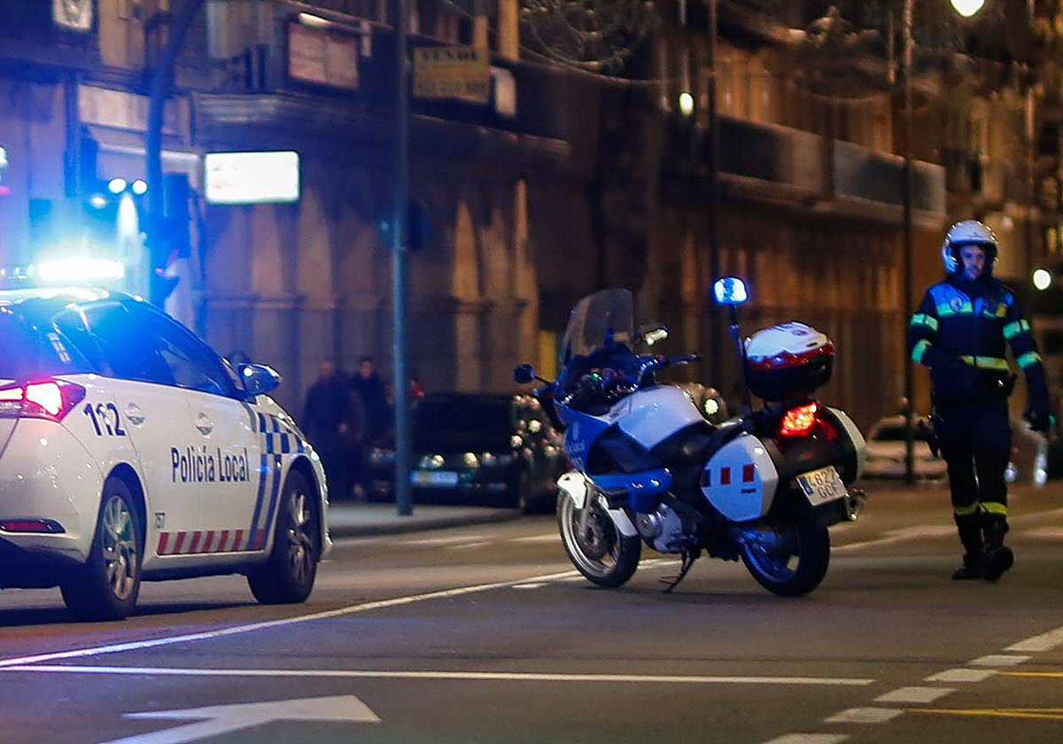 Intervención nocturna de la Policía Local de Salamanca en una imagen de archivo.