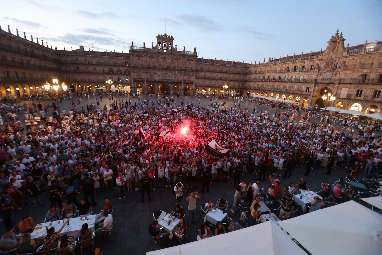 Del Helmántico a la Plaza Mayor, así se celebra el ascenso