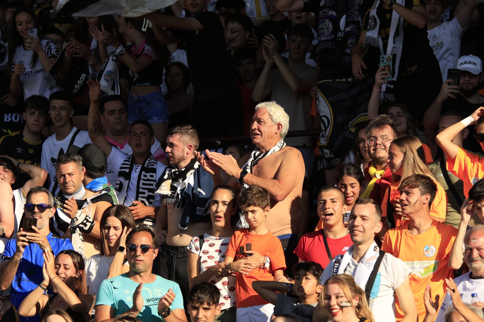Celebración en el estadio del ascenso del Salamanca UDS a Segunda RFEF