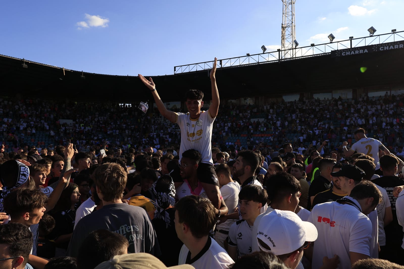 Celebración en el estadio del ascenso del Salamanca UDS a Segunda RFEF