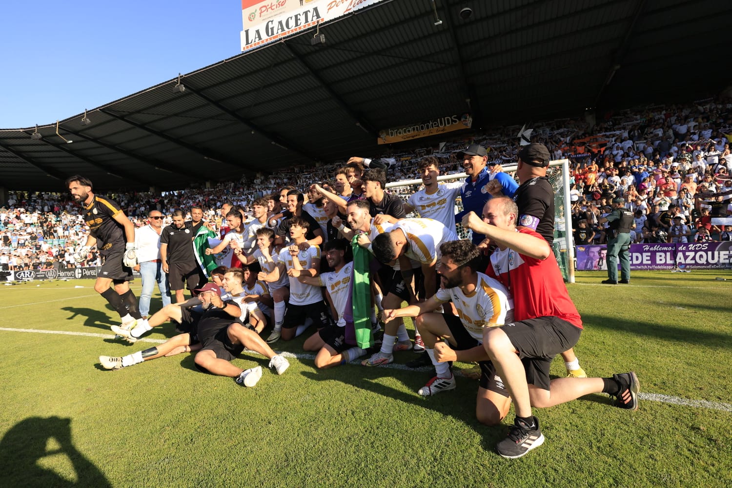 Celebración en el estadio del ascenso del Salamanca UDS a Segunda RFEF