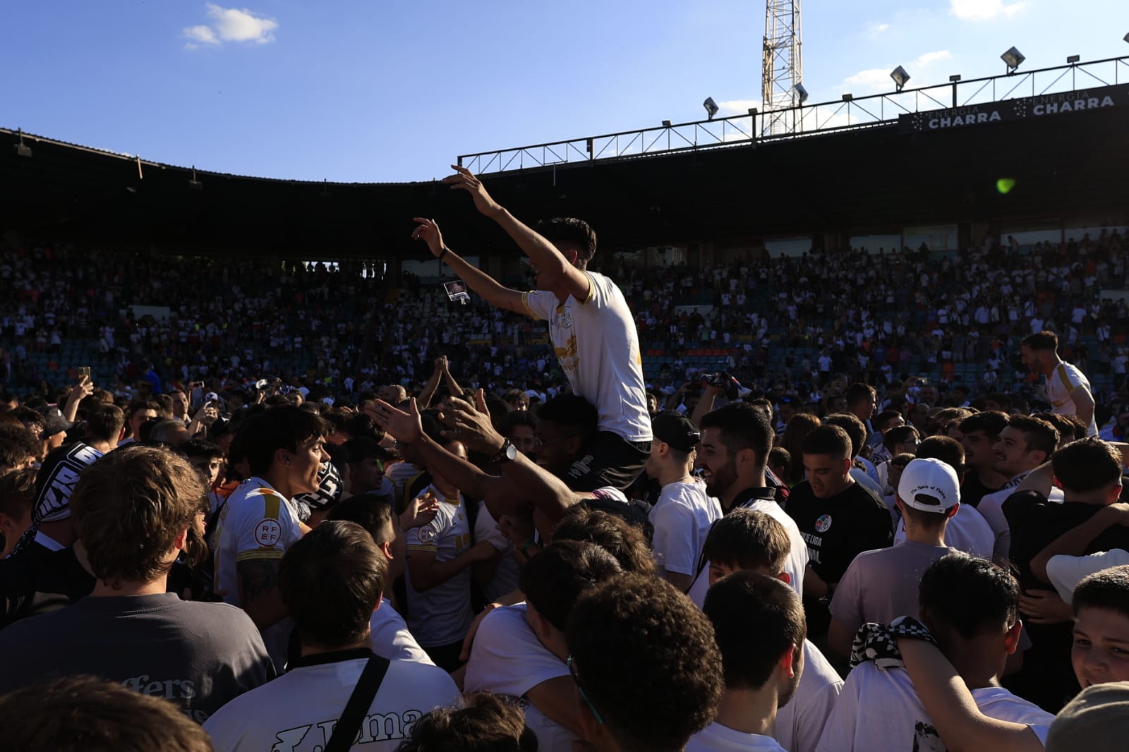 Celebración en el estadio del ascenso del Salamanca UDS a Segunda RFEF