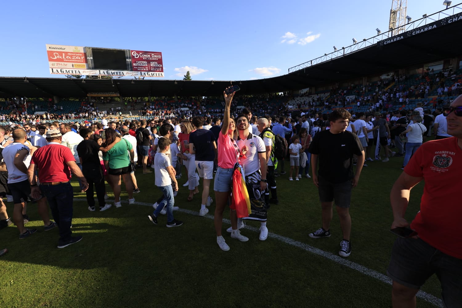 Celebración en el estadio del ascenso del Salamanca UDS a Segunda RFEF