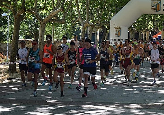 Salida de la prueba junto a la iglesia del Arrabal en Salamanca.