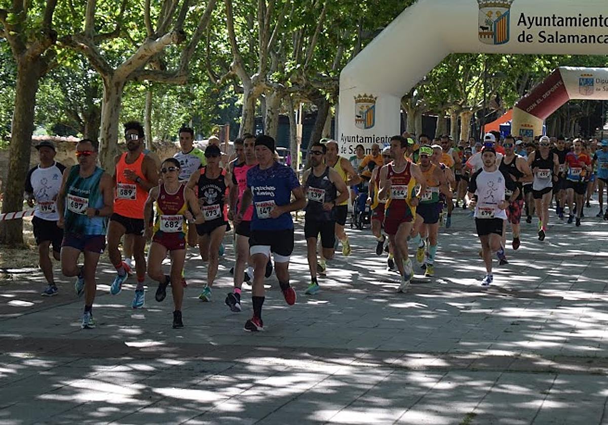 Salida de la prueba junto a la iglesia del Arrabal en Salamanca.