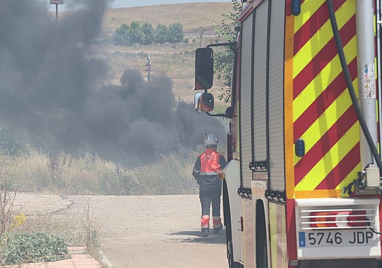 El camión de los bomberos frente a un incendio.