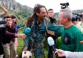 Alfonso Urrutia, espeleologo salmantino, atiende a los medios a su salida de la cueva en Cantabria.