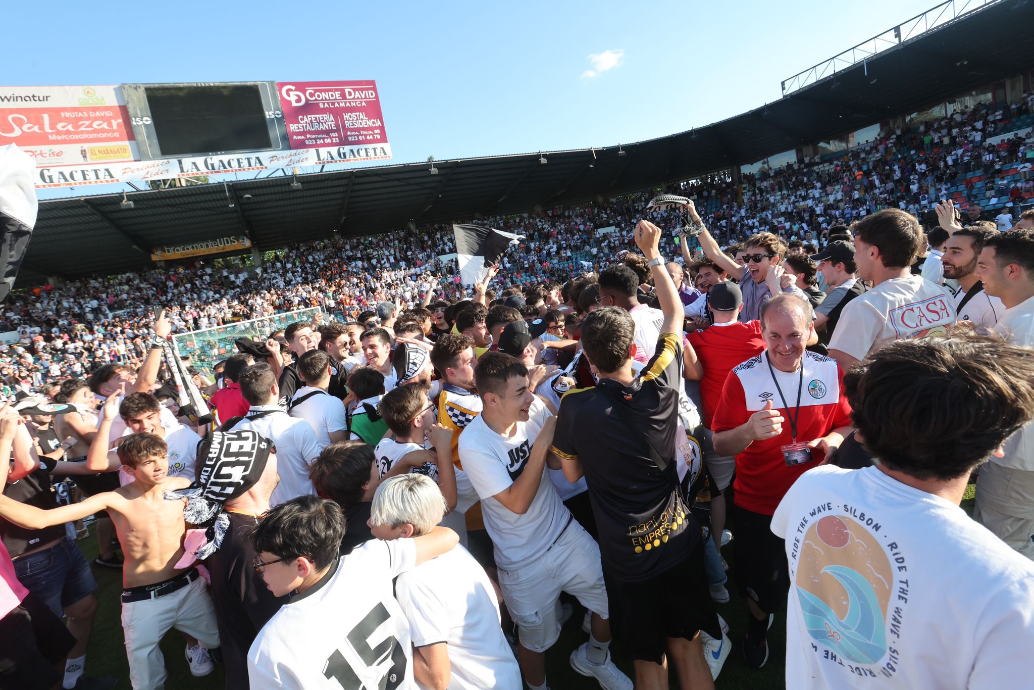 Una vez se dio permiso, los aficionados saltaron al terreno de juego con los jugadores que ya habían comenzado su particular 'fiesta'