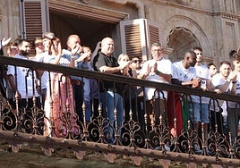 El presidente Manuel Lovato, junto a la plantilla del Salamanca UDS, en el balón del Ayuntamiento.