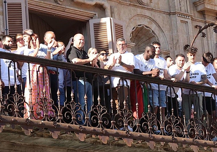 El presidente Manuel Lovato, junto a la plantilla del Salamanca UDS, en el balón del Ayuntamiento.