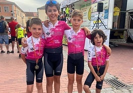 Ciclistas del Caja Rural-Siega Verde, en Cantimpalos.