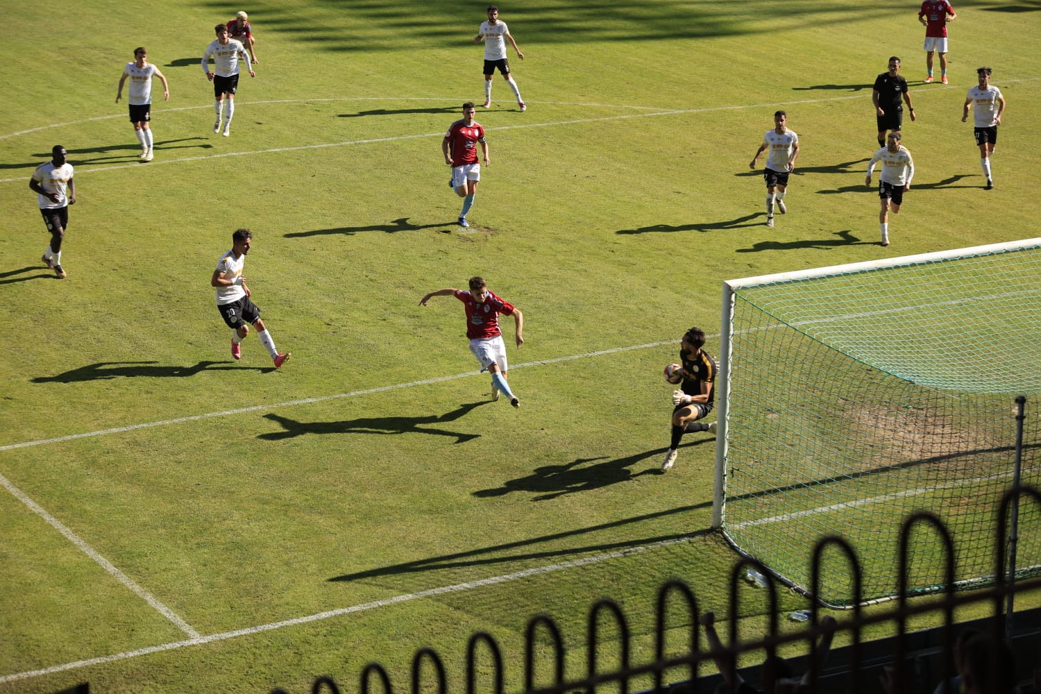 El Salamanca CF UDS se llevó las manos a la cabeza y contuvo la respiración hasta en dos ocasiones. La segunda parada de Jon Villanueva al rechace del penalti fue clave.