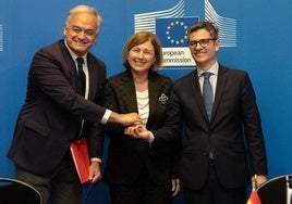 Esteban González Pons (PP), la vicepresidenta de la Comisión Europea, Vera Jourová, y el ministro de Presidencia, Justicia y Relaciones con las Cortes, Félix Bolaños, durante la firma.