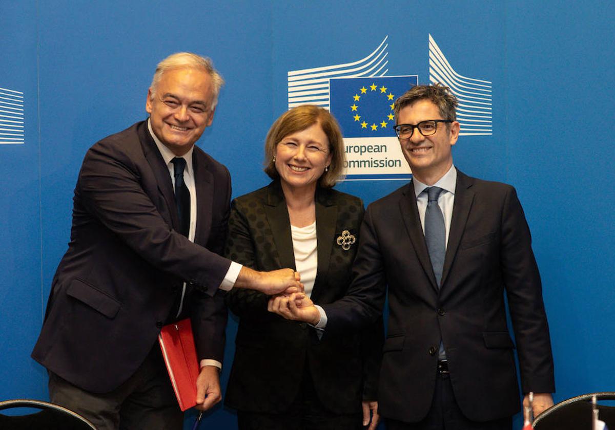 Esteban González Pons (PP), la vicepresidenta de la Comisión Europea, Vera Jourová, y el ministro de Presidencia, Justicia y Relaciones con las Cortes, Félix Bolaños, durante la firma.