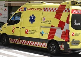 Una ambulancia del Sacyl circulando por las calles de Salamanca