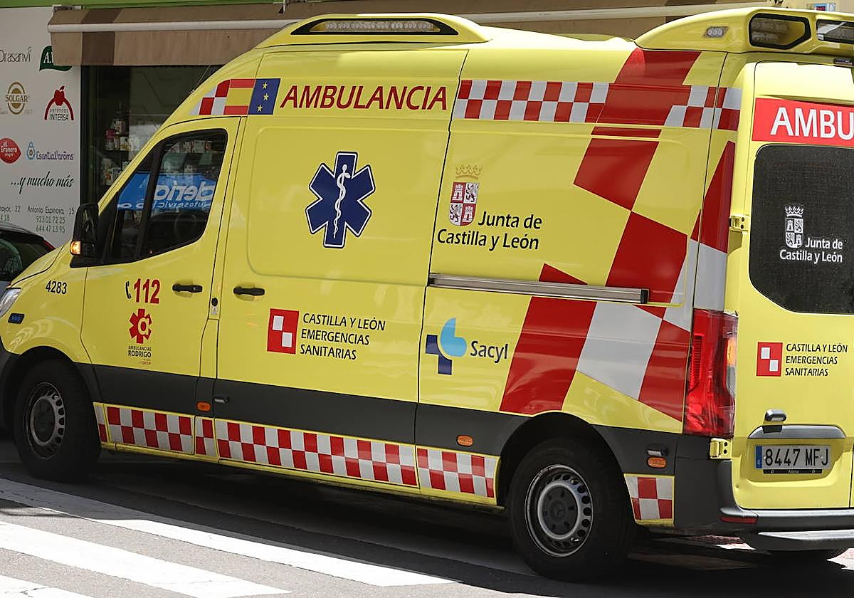 Una ambulancia del Sacyl circulando por las calles de Salamanca