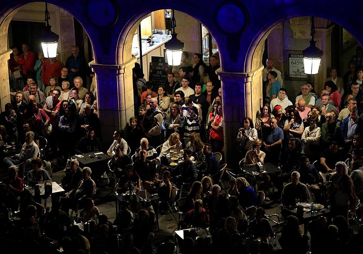 Las terrazas instaladas durante el día de la actuación en la Plaza Mayor.