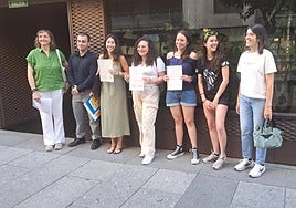 Representantes de las entidades de la Mesa de Vivienda, ante el registro municipal.