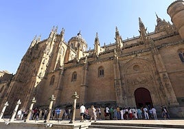 Cola de turistas en la Catedral