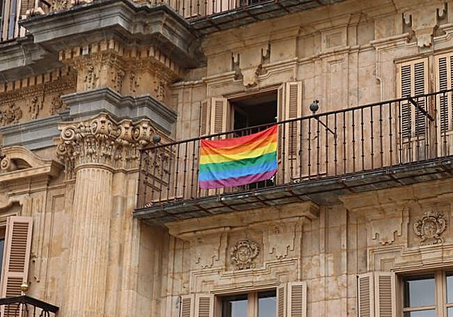 La bandera en el balcón del despacho del Ayuntamiento.