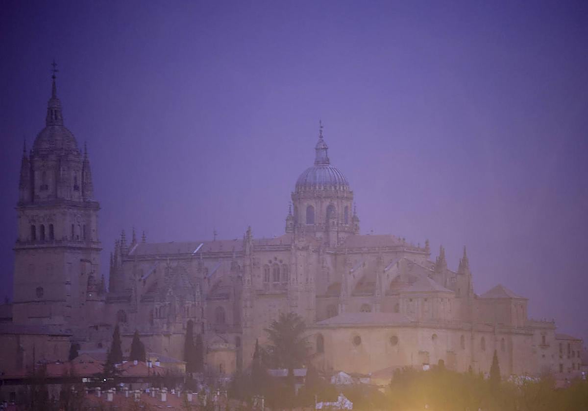 Precipitaciones sobre Salamanca con las catedrales de fondo.