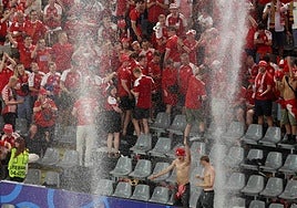 La ducha gigante del Alemania-Dinamarca, en imágenes