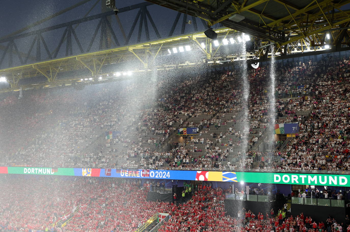 La ducha gigante del Alemania-Dinamarca, en imágenes
