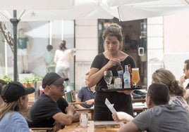 Una camarera trabaja en un bar.