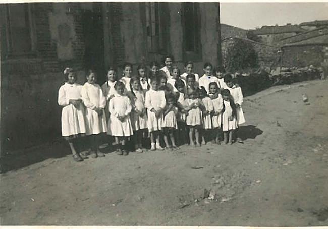 Foto grupal en la escuela de Ceadea (Zamora), del relato de Mercedes Fraile.